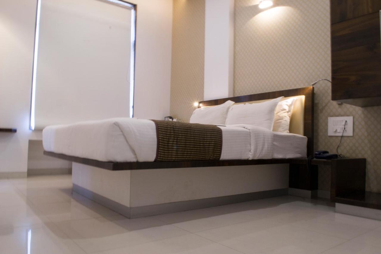 Hotel Sri Sri Executive, Колхапур Екстериор снимка