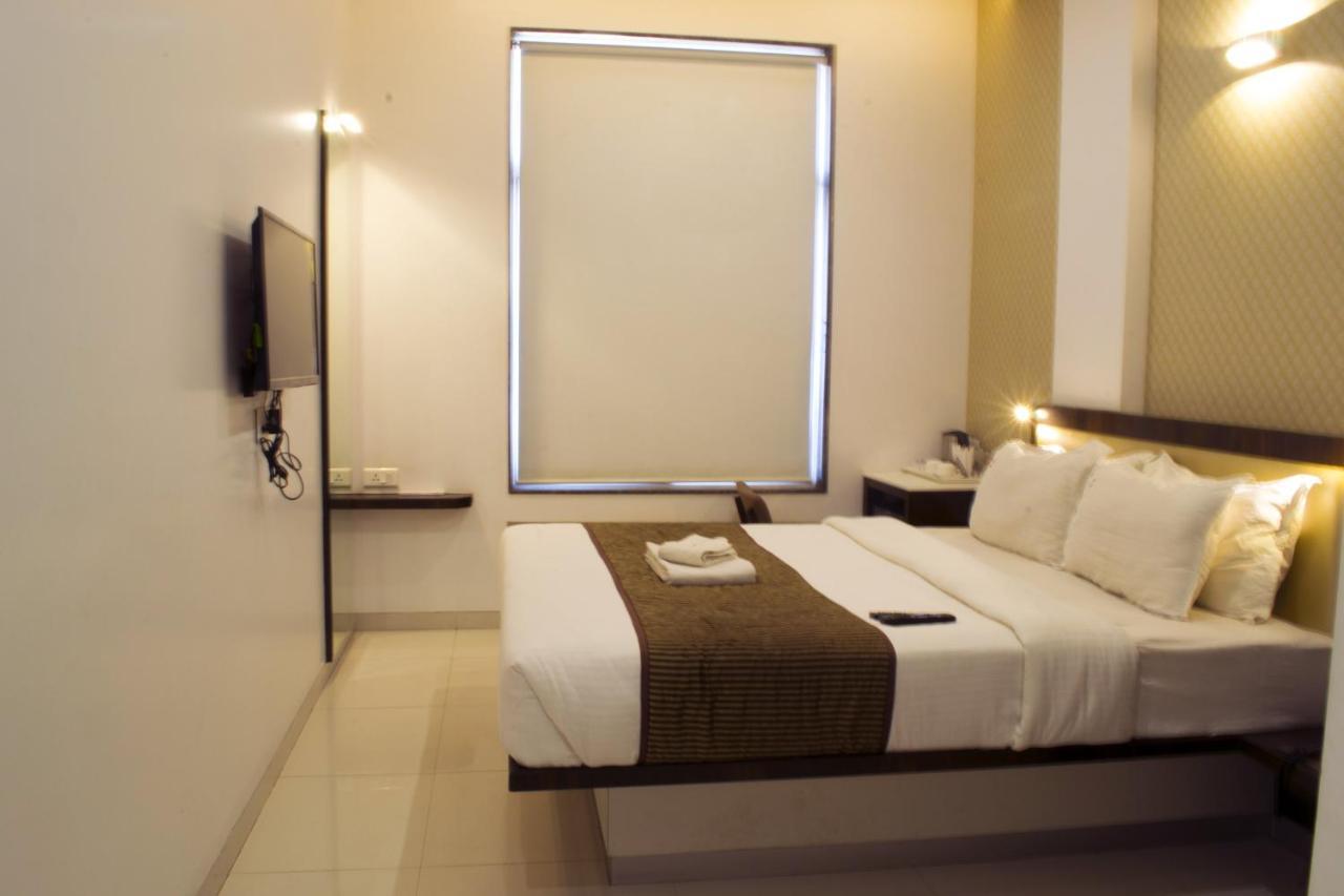 Hotel Sri Sri Executive, Колхапур Екстериор снимка