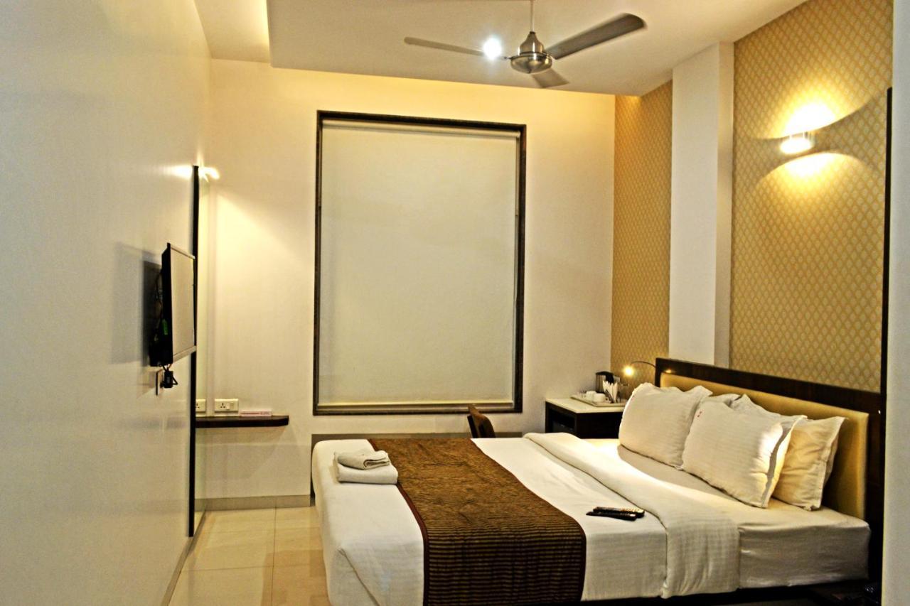 Hotel Sri Sri Executive, Колхапур Екстериор снимка