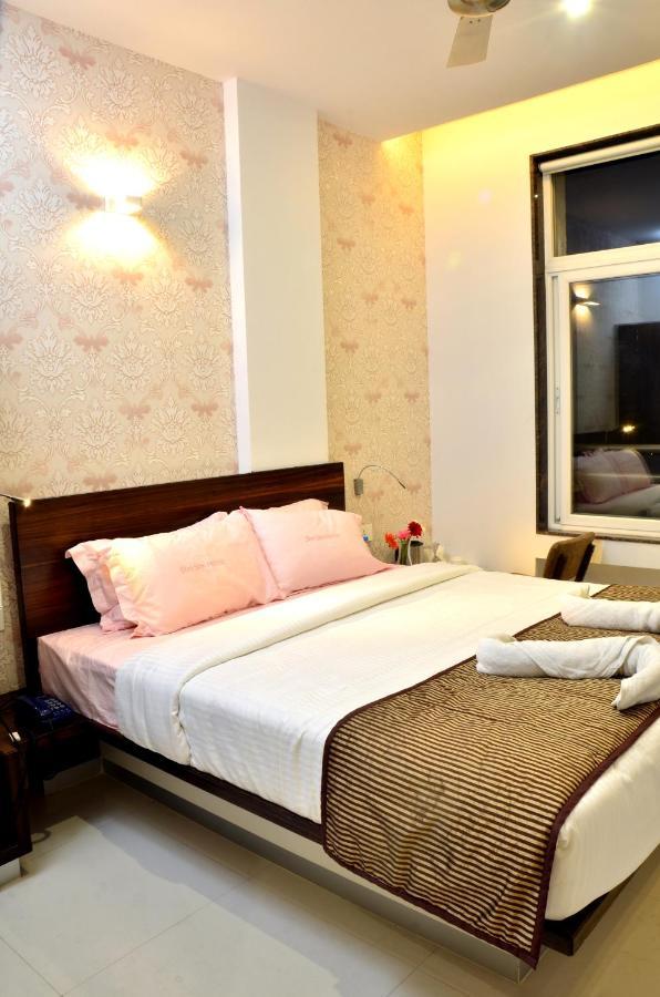 Hotel Sri Sri Executive, Колхапур Екстериор снимка