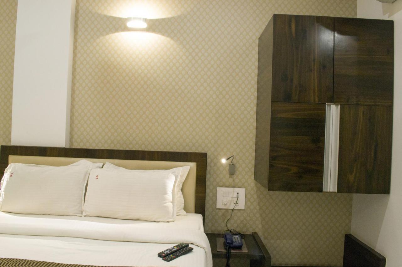 Hotel Sri Sri Executive, Колхапур Екстериор снимка