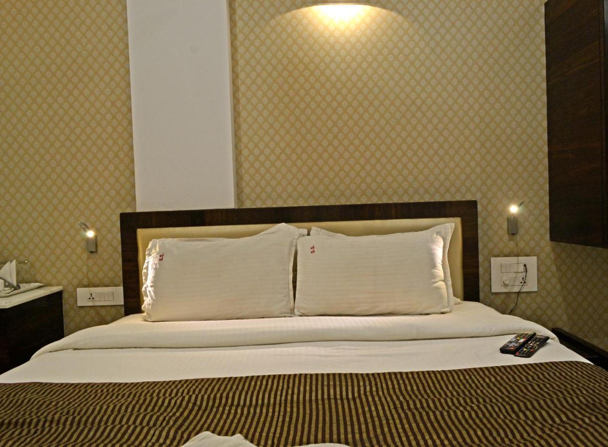 Hotel Sri Sri Executive, Колхапур Екстериор снимка
