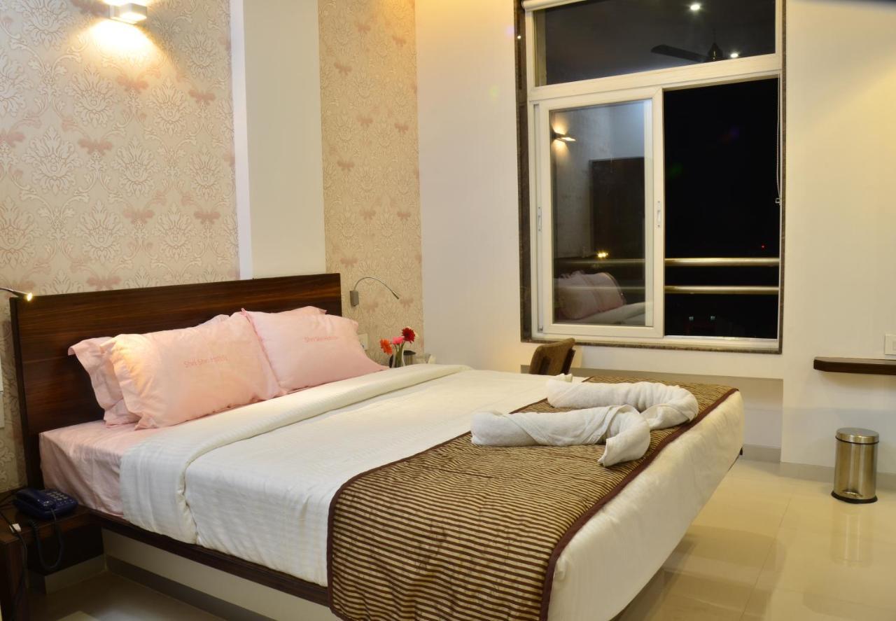 Hotel Sri Sri Executive, Колхапур Екстериор снимка