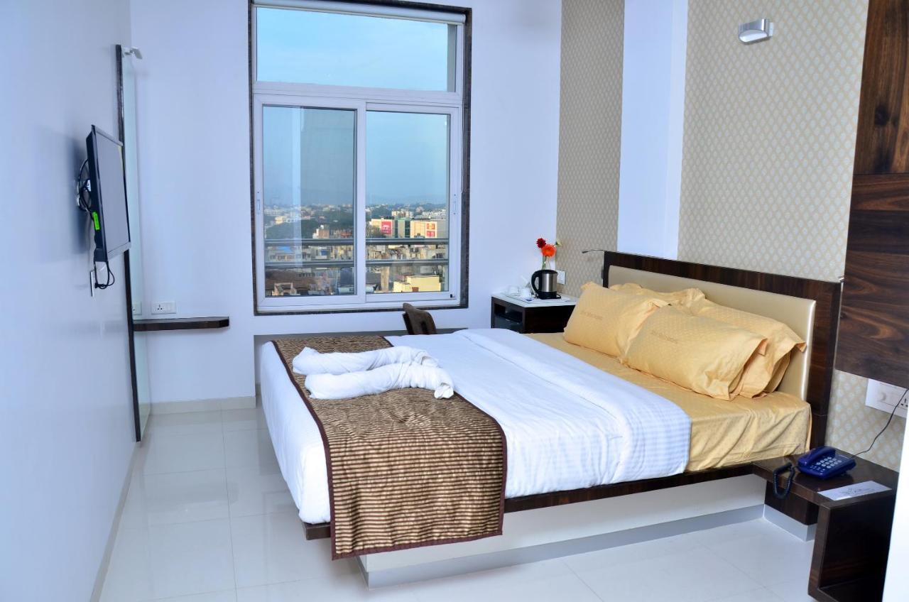 Hotel Sri Sri Executive, Колхапур Екстериор снимка
