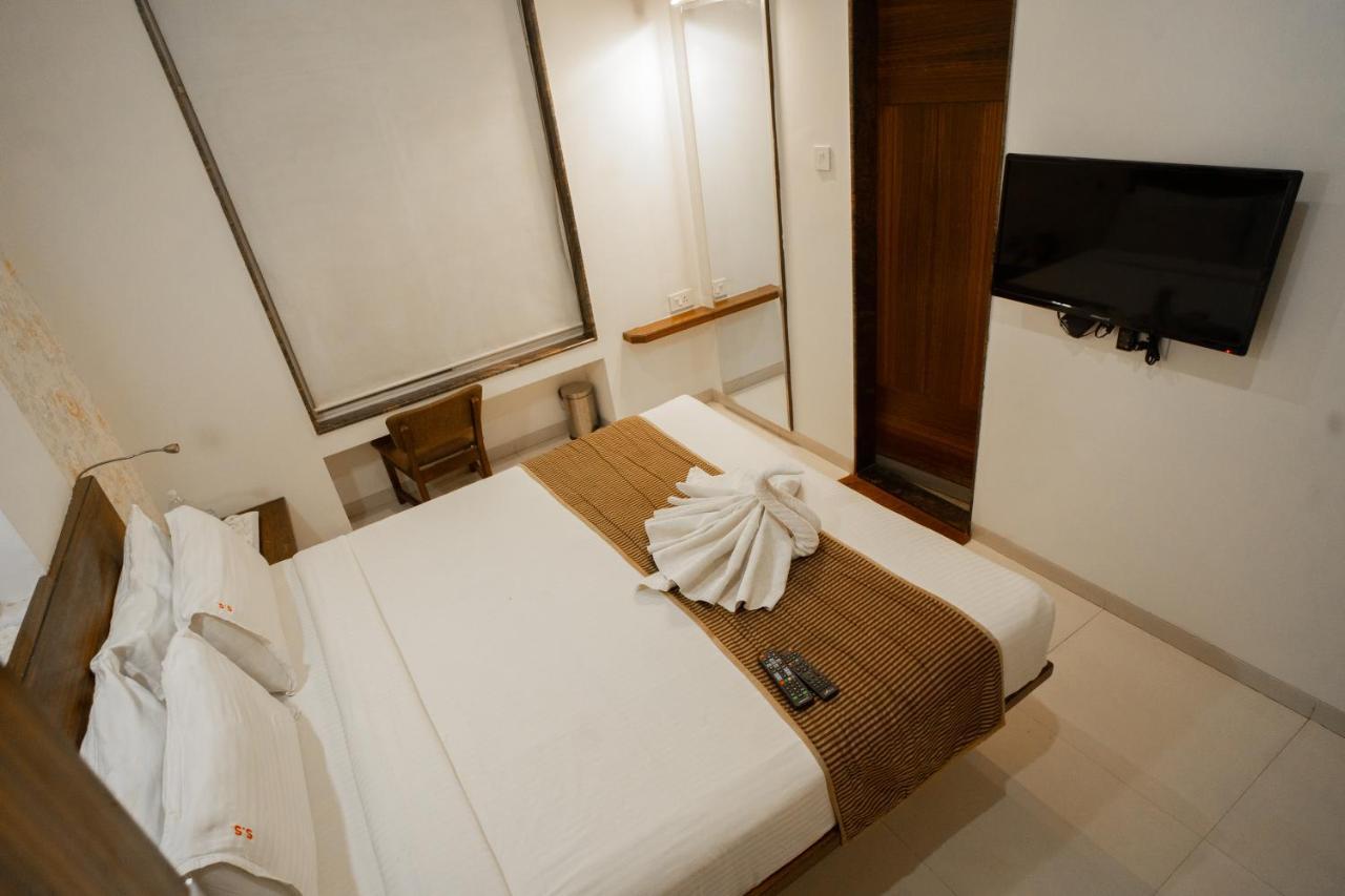 Hotel Sri Sri Executive, Колхапур Екстериор снимка