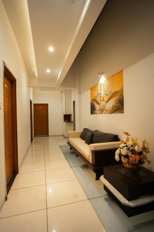 Hotel Sri Sri Executive, Колхапур Екстериор снимка