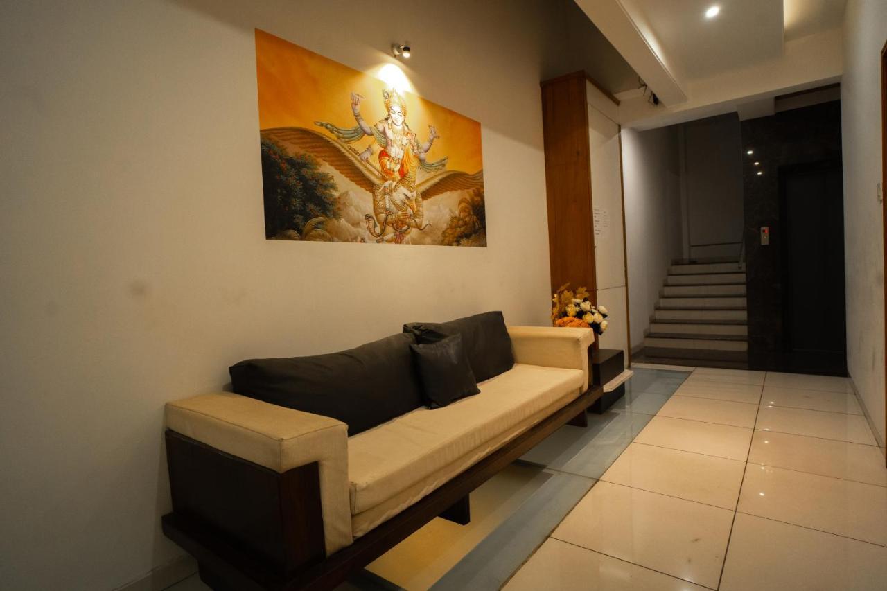 Hotel Sri Sri Executive, Колхапур Екстериор снимка