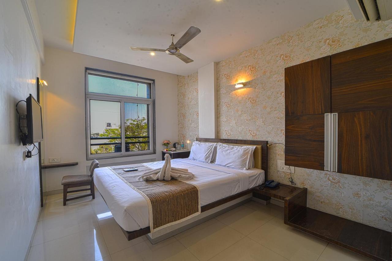 Hotel Sri Sri Executive, Колхапур Екстериор снимка