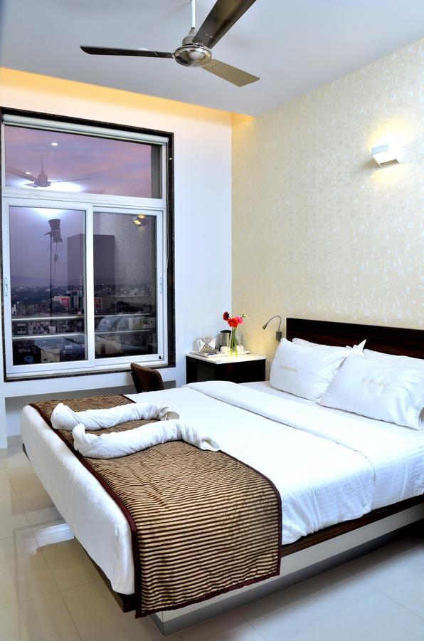 Hotel Sri Sri Executive, Колхапур Екстериор снимка